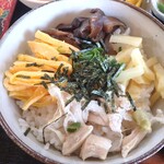 Okinawa Churasoba - ご飯の上に具を乗っけて・・・