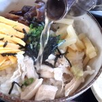 Okinawa Churasoba - スープを注いで