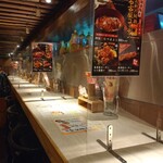 Yakitori Senta - カウンター席にはアクリルパーテーション