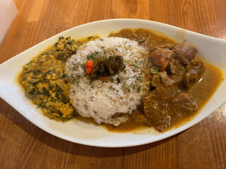 ステッラ - 本日のあいがけカレーは、
猪肉煮込みカレーと ほうれん草チキンキーマカレー
ご飯は雑穀米。