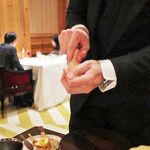 ラ・ベ - インドネシア産のサラワクペッパー&フランス産のフルードソル（塩の花）の岩塩を合わせる