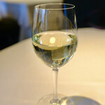 Chez Inno - グラス白ワイン（1320円）+13％。