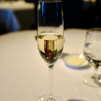 シェ・イノ - シャンパン（1870円）+13％。