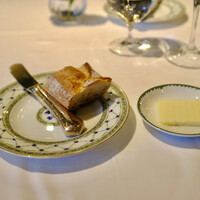 シェ・イノ - バゲットとバター。