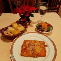 エリオ・ロカンダ・イタリアーナ - 取り置きのおかげで売り切れ前に注文できた名物ラザーニャ、奈良県産のオーガニックサラダと共に