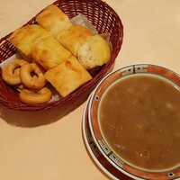 エリオ・ロカンダ・イタリアーナ - ホクホクのレンズ豆やじゃが芋、玉ねぎがじっくり煮込まれたナチュラルな味わいの野菜スープ、かごたっぷりの自家製フォカッチャと相性抜群