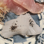 温石 - 障泥烏賊にはきめ細やかな包丁を当て、ムッチリしてはいるけど、歯が無くても噛める柔らかさ。薬味はイカ墨塩です