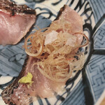 温石 - 脂乗りの良い黒むつには茗荷と山葵が良く合います。塩も乗っけました