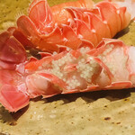 温石 - 子持ちの手長海老を発見。ボタン海老や甘海老よりは薄めの色合いですが、個体差が有るとのこと