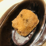 温石 - 麻機蓮根のかき揚げ。イカ墨塩乗せ