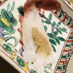 温石 - 手長海老を炭火で軽く炙り、腹割りして頭の味噌を乗っけます。尻尾を持ってアシカの餌付けのようにハーリング食い（オランダで鰊の食べる際の流儀です）がお勧め。