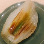 温石 - 地物の新玉ネギのアルミホイール蒸しを四つ割りに。これでもう血液サラサラ