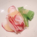 温石 - 赤カブとスナップエンドウ。薬味は落花生ソースです