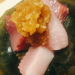 温石 - 駿河湾のメジマグロ。若いのに脂乗りがものすごい。薬味は新玉ネギの鬼おろし