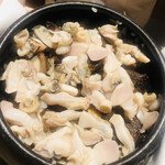 温石 - 炊きたての土釜の中に炭火焼きした椎茸と軽く出汁で温めた蛤を投入