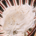 温石 - 三膳目は白飯に軽く湯通ししたシラスをトッピング