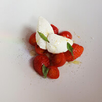 RESTAURANT DAZZLE - とちおとめとカプレーゼ モッツァレラとオスミック・トマト（前菜）