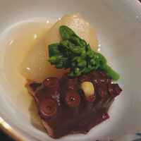 温石 - 蛸の柔らか煮と聖護院大根。静岡おでんにインスパイアされたそう。薬味は出汁で伸ばした白味噌です。落花生のような香りがしました