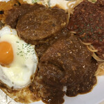 カフェ クイック - 目玉焼きをどかすと下にはハンバーグとコロッケも