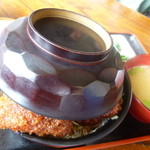 ソースカツ丼の蓋が閉まらないの図