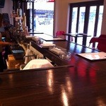 サムライ カフェ - １階はカウンターメインで、テーブルも少し