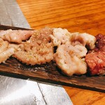 焼肉ここから 上野店 - ホルモン盛り合わせ