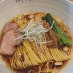 麺屋 しん道 - しょう油らぁ麺  器もスープも熱々の正統派しょう油