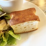 Bistro Vignon - 「Lunch A set」のサラダに付くフォカッチャ