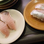 亀正くるくる寿司 - 佐伯産の島あじ400円とさわら130円 。