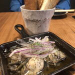 創作酒場 三頭心 - カキアヒージョ ガーリック(トーストパン付き) 1180円