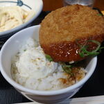 Sanuki Udon Meriken Y - 「めりけんや」の「ミニソースハムカツ丼」。ポテサラがのっている。
