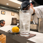 創作麺工房 鳴龍 - 生レモンサワー400円と斉藤さん