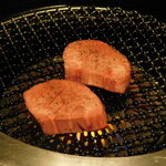 焼肉彩苑 モランボン - 上タン塩を焼いているところ