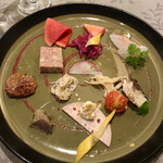 ブラッスリー リーヌ - 前菜盛り合わせ、レバーパテの上のキャラメリゼが香ばしくて…