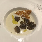 ブラッスリー リーヌ - 冬トリュフをふんだんに使って玉ねぎのポタージュ