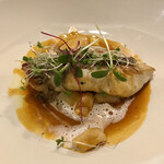 ブラッスリー リーヌ - メインのお魚は真鯛、ソースが最高でパンを追加して浸したかったけど我慢（もうかなりお腹がいっぱい）