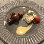 ブラッスリー リーヌ - スイーツは数種類中から、ガトーショコラとフルーツとナッツがゴロゴロ入ったアイスの盛り合わせ