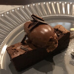 ブラッスリー リーヌ - このガトーショコラが悶絶級！上のムースも…最高…