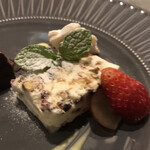 ブラッスリー リーヌ - アイスの横にちょこんと添えられたメレンゲのお菓子が最高に美味しかったです。