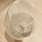 沼津魚がし鮨 - 日本酒も銘柄によってはワイングラス提供