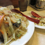 長崎ちゃんぽん・皿うどん 球磨 - パリパリ皿うどん　千切りニンジンが入る