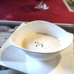 スイス料理 シャレー - 蕪のスープ・・あまり蕪の風味は感じませんが、味わいはいいですね。ただヌルイのが残念。