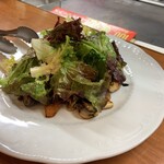 スクレ･サレ - リードヴォーとキノコのサラダ　３０００円 私のリクエスト。リードヴォーの食感がいい。茸ソテーがいっぱい。 レタスと共に。前回も食べたかな。大好きな一品。