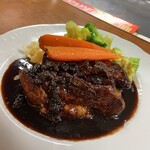 スクレ･サレ - 豚バラ肉のカシス煮　２６００円 カシスの甘み酸味がまろやか。豚バラがトロトロ。口の中でとろけました。 付け合わせはパスタ。ソースに合います。
