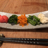 鶏一途 - 前菜盛合せ→ラディッシュの酢漬け、ブロッコリーのお浸し、キャロットラペ、小松菜のナムル風、カリフラワーのピクルスの5種。いずれも丁寧に作られた事がわかる。異なる酸味を味わいつつ、これからのお料理へ