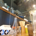 煮干し中華そば 一剣 - 仕切りができています