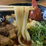 Gansoniku Nikuudon - 麺は幅広なツルモチうどん