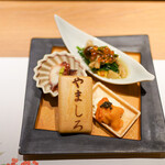 Ebisu Sushi Shiorian Yamashiro - "前菜３種盛り合わせ"
      ほうれん草としめじの和物・タコの柔らか煮・クリームチーズと塩水ウニとキャビアの最中