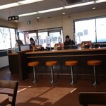 Yoshinoya - カウンター席。お一人様でも4人くらいのグループでも利用しやすいお店です。