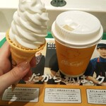 マクドナルド - R2.2：ソフトツイスト（100円）とカフェラテM（200円）で休憩♪マックのソフトツイスト、安くて神だと思う♬